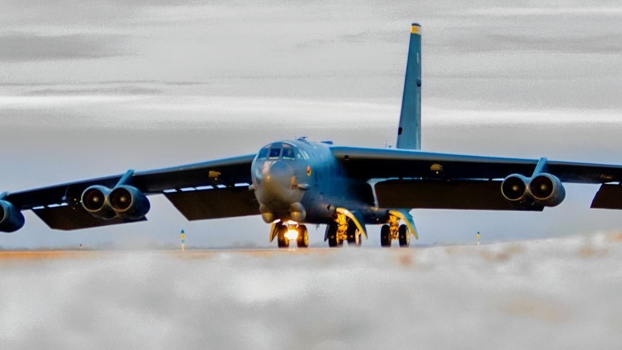 ببینید | قدرت‌نمایی بمب‌افکن‌های B-52 آمریکایی کنار جنگنده‌های ژاپنی